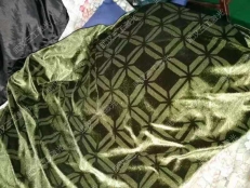 激光雕花機(jī)開啟水晶絨面料的時尚之門