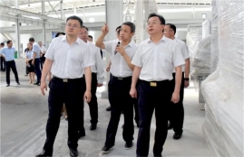 鄂州市委書記孫兵、市長王璽瑋帶領(lǐng)市直部門負責人參觀三工光電產(chǎn)業(yè)園項目