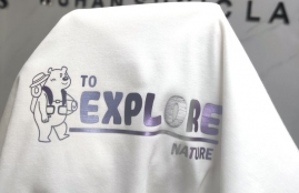 全自動卷料刻字膜超級激光打標機,服裝輔料個性化定制的新選擇